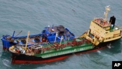 북한 선적 유조선 '유정 2호(아래)'와 국적을 알 수 없는 '민닝더유 078 호'가 지난 16일 동중국해상에서 호스를 연결한 채 떠 있는 사진을 일본 방위성이 공개했다. 방위성은 북한의 유엔 제재결의 위반이 매우 의심된다고 지적했다.