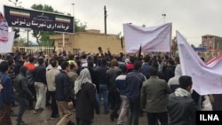 کارگران شرکت نیشکر هفت تپه بیست‌وچهارمین روز و کارگران گروه ملی صنعتی فولاد نوزدهمین روز اعتراض‌های خود را پشت سر گذاشتند. 