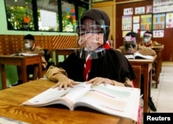 Siswa sekolah dasar di tengah pandemi penyakit virus corona (COVID-19), di Jakarta, 7 April 2021. (Foto: Reuters)