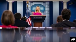 케일리 매커내니 백악관 대변인이 22일 백악관에서 기자회견을 열고 있다.