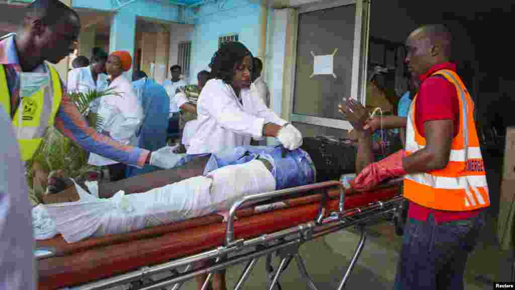 Wani da yaji rauni a sanadiyar fashewar bom a Asibitin Maitama a Abuja 25, ga Yuni 2014.