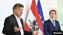 លោក Sebastian Kurz អធិការបតី​អូទ្រីស​ និង​លោក Werner Kogler អធិការបតីរង​ចូលរួម​ក្នុង​សន្និសីទ​កាសែត​មួយ​ ខណៈ​ដែល​ការ​រីករាលដាល​នៃ​ជំងឺ​កូវីដ១៩​នៅ​តែ​បន្ត នៅ​ក្នុង​ក្រុង Vienna ប្រទេស​អូទ្រីស កាលពី​ថ្ងៃទី២៤ ខែមីនា ឆ្នាំ២០២០។