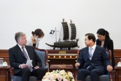 Wakil Menlu AS Stephen Biegun (kiri) dan Penasihat Keamanan Nasional Presiden Korea Selatan Suh Hoon di Seoul, Korea Selatan, 9 Juli 2020.