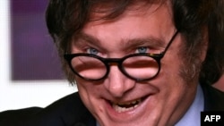 2023年10月22日，哈维尔‧米莱(Javier Milei)在其位于布宜诺斯艾利斯的政党总部获悉第一批总统选举结果后向他的支持者发表讲话。（法新社照片）