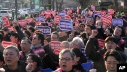 ក្រុមគ្រូពេទ្យ​កូរ៉េខាងត្បូងដើរហែក្បួនធ្វើបាតុកម្ម​ប្រឆាំង​គោលនយោបាយ​សុខាភិបាល​របស់​រដ្ឋាភិបាល នៅក្បែរការិយាល័យប្រធានាធិបតី នៅទីក្រុងសេអ៊ូល ប្រទេសកូរ៉េខាងត្បូង កាលពីថ្ងៃទី២៥ ខែកុម្ភៈ ឆ្នាំ២០២៤។ 