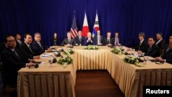 조 바이든 대통령과 윤석열 한국 대통령, 기시다 후미오 일본 총리가 13일 캄보디아 수도 프놈펜에서 3국 정상회담을 개최했다. 