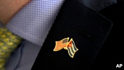 有人戴上了美国古巴友好别针。