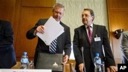 Wakil Menlu Rusia Gennady Gatilov (kiri) dan Mikhail Bogdanov saat berada di kantor PBB di Jenewa, Juni 2013 (Foto: dok).