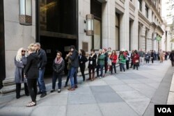 Voters wait in line to cast their ballots in the US presidential election in Philadelphia, Pennsylvania, Nov. 8, 2016. (Photo: A. Shaker / VOA)