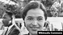 지난 1955년 로자 팍스 여사가 환하게 웃음 짓고 있다. 그녀의 뒤로 마틴 루터 킹 목사의 모습이 보인다. 