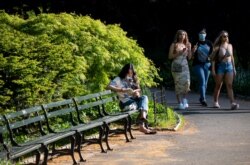 미국 뉴욕시 센트럴파크에서 마스크를 쓴 젊은이들.