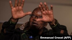 L'ancien président sud-africain Jacob Zuma s'adresse aux médias à son domicile de Nkandla, KwaZulu-Natal, le 4 juillet 2021. (Photo Emmanuel Croset / AFP)