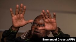 L'ancien président sud-africain Jacob Zuma s'adresse aux médias dans sa maison à Nkandla, dans le KwaZulu-Natal, le 4 juillet 2021.