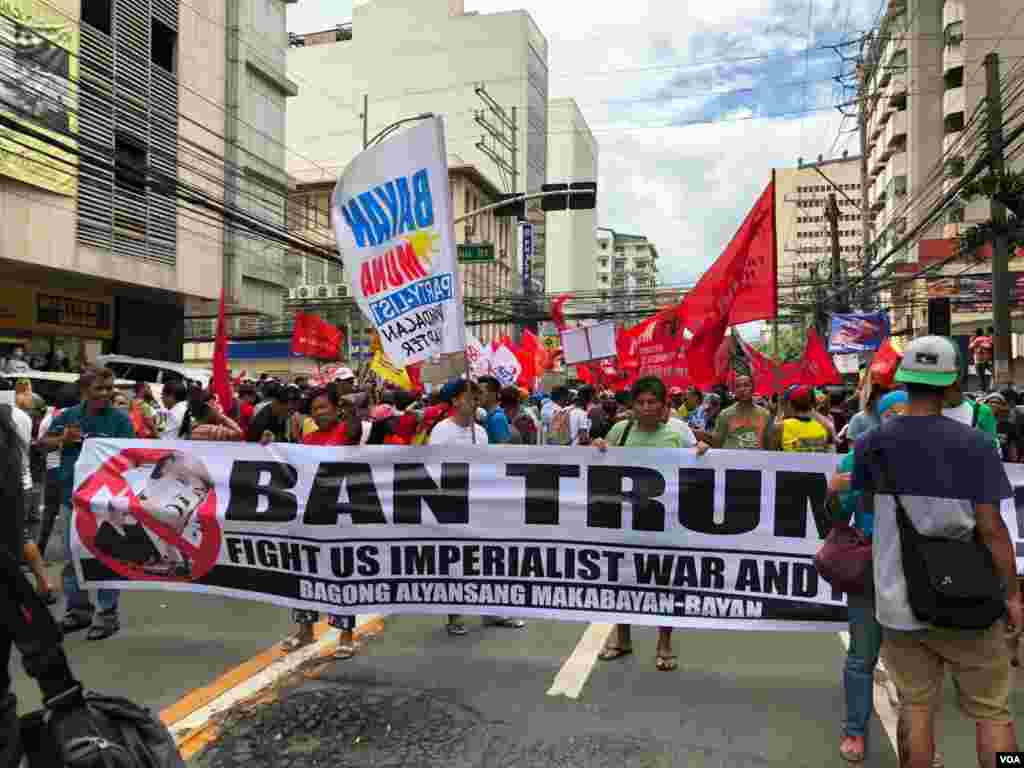 &nbsp;ពលរដ្ឋ​ហ្វីលីពីន​ធ្វើ​បាតុកម្ម​នៅ​មុខ​ស្ថានទូត​ស.រ.អា.​នៅរដ្ឋធានី​ម៉ានីល ប្រឆាំង​នឹង​ទស្សនកិច្ច​លើកទីមួយ​របស់​លោក​ប្រធានាធិបតី​​ស.រ.អា.​ Donald Trump មក​កាន់​ប្រទេស​ហ្វីលីពីន​ដើម្បី​ចូលរួម​ក្នុងកិច្ច​ប្រជុំកំពូល​អាស៊ាន​លើក​ទី​៣១និង​កិច្ច​ប្រជុំ​អាស៊ាន​អាមេរិក កាលពីថ្ងៃទី​១០ វិច្ឆិកា ២០១៧ ​ពីរ​​ថ្ងៃមុន​នឹង​ការ​មកដល់​របស់​លោក។