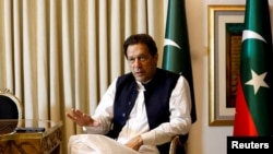FILE: Mantan PM Pakistan Imran Khan saat diwawancarai Reuters di Lahore.