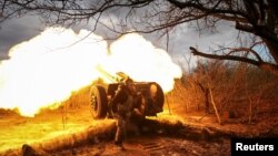 Ukrainian service members from a 3rd separate assault brigade of the Armed Forces of Ukraine, fire a howitzer D30 at a front line, amid Russia's attack on Ukraine, near the city of Bakhmut, Ukraine April 23, 2023. 