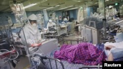 Ilustrasi: Seorang nakes memeriksa pasien COVID-19 di unit perawatan intensif (ICU) Rumah Sakit Bagae di Pyeongtaek, Korea Selatan, 29 November 2021. (REUTERS/Kim Hong-Ji)