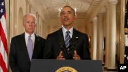 바락 오바마 미국 대통령(가운데)이 14일 백악관에서 이란 핵 협상 타결에 관한 입장을 밝히고 있다. 왼쪽은 조 바이든 부통령.
