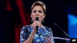 کاري لېک د محافظه کارانو سیاسي عمل په غونډې کې وینا کوي. 