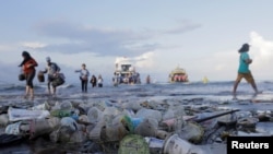 Tumpukan sampah mencemari Pantai Sanur, di Denpasar, Bali.