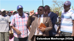 រដ្ឋមន្រ្តី Mutodi ក្រសួង​ថាមពល​នៃ​ប្រទេស​ស៊ីមបាវ៉េនិយាយ​ពី​ប្រឆាំង​នឹង​គម្រោង​រុករក​រ៉ែ​របស់​ចិនក្នុង​តំបន់ Domboshava កាលពី​ថ្ងៃទី​០៦ ខែឧសភា ឆ្នាំ២០១៩។