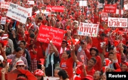 Members of the pro-government "red shirt" group take part in a rally in Nakhon Pathom province, on the outskirts of Bangkok, May 11, 2014.