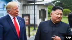 Pemimpin Korea Utara Kim Jong Un berbicara saat dia berdiri bersama Presiden AS Donald Trump di selatan Garis Demarkasi Militer yang membagi Korea Utara dan Selatan pada 30 Juni 2019. (Foto: AFP)