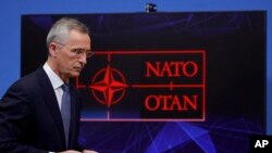 Sekretaris Jenderal NATO Jens Stoltenberg meninggalkan konferensi pers di markas NATO di Brussels, Belgia, pada 12 Januari 2022. (Foto: AP/Olivier Matthys) 