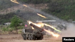 ទាហាន​កម្ពុជា​ធ្វើ​ការ​បាញ់​សាកល្បង​កាំជ្រួច​ហ្វូង​ប្រតិកម្ម​ប្រភេទ BM-21 នៅ​ក្នុង​ខេត្ត​កំពង់ស្ពឺ កាល​ពី​ថ្ងៃ​ទី​២ ខែ​មេសា ឆ្នាំ​២០១៣។