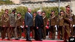 Presiden Irak Barham Salih (tengah kiri) bersama Presiden Iran Hassan Rouhani, dalam upacara penyambutan tamu negara di Istana Salam, Baghdad, Irak, Senin, 11 Maret 2019.
