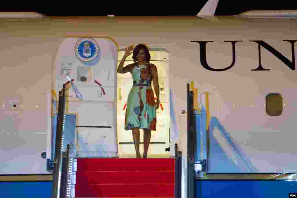 Michelle Obama waved hands upon her arrival at Siem Reap International Airport. (Photo by Neou Vannarin/VOA Khmer)