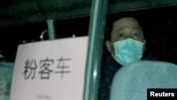 Warga Australia yang dievakuasi dari Wuhan, diberangkatkan ke lokasi karantina khusus untuk mendeteksi virus korona, setibanya di bandara pulau Christmas, Australia, 6 Februari 2020. (Foto: dok).