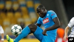 Kalidou Koulibalyde Naples, au centre, contrôle le ballon devant Serhiy Sydorchuk, de Kiev, lors du match de football du Groupe B entre le Dynamo Kiev et le Napoli au stade Olympiyskiy de Kiev, Ukraine, 13 septembre 2016.