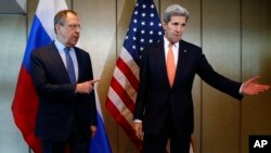 Menlu Rusia Sergey Lavrov (kiri) dan Menlu AS John Kerry tiba untuk pembicaraan mengenai Suriah di Munich, Jerman (11/2).