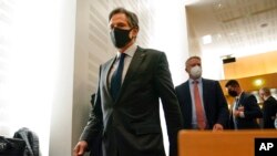 រដ្ឋមន្ត្រី​ការ​បរទេស​សហ​រដ្ឋ​អាមេរិក​លោក Antony Blinken អញ្ជើញ​មក​ថ្លែង​នៅ​ឯ​សន្និសីទ​សារព័ត៌មាន​ជាមួយ​លោក Mathias Cormann ប្រធាន​​អង្គការ​សម្រាប់​កិច្ច​សហ​ប្រតិបត្តិការ​សេដ្ឋកិច្ច​និង​អភិវឌ្ឍន៍​ នៅទីក្រុង​ប៉ារីស​ កាលពី​ថ្ងៃពុធ ទី៦ ខែតុលា ឆ្នាំ២០២១។ (AP)