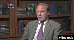 រូបឯកសារ៖ លោក​ Peter Maguire ​អ្នកឯកទេស​ខាង​ច្បាប់​អន្តរជាតិ ​និង​ជា​អ្នកនិពន្ធ​សៀវភៅ​ «ប្រឈមមុខ​នឹង​មរណភាព​នៅ​កម្ពុជា‍» (រូបទាញចេញ​ពី​បទសម្ភាសន៍​ជាវីដេអូ​របស់ VOA)