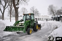 Radnici čiste snijeg ispred Bijele kuće (Foto: AFP/Mandel Ngan)