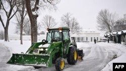 ພວກ​ຄົນ​ງານ​ເອົາ​ຫິມະ​ອອກ​ຈາກ​ທາງ​ລົດ​ຢູ່​ທຳ​ນຽບ​ຂາວ ໃນ​ນະ​ຄອນຫຼວງວໍ​ຊິງ​ຕັນ, ວັນ​ທີ 6 ມັງ​ກອນ 2025.