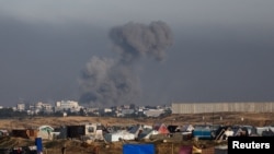 Asap mengepul pasca serangan udara Israel, di tengah konflik antara Israel dan kelompok Islam Palestina Hamas, seperti yang terlihat dari kota Rafah, Jalur Gaza selatan, Senin 8 Januari 2024.