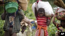 Congolese refugees with their belongings flee fighting between the Congolese military and rebels, as they head towards the border with Rwanda (file photo). 