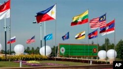 ទង់ជាតិ​​នៃ​ប្រទេស​ដែល​ជា​សមាជិក​អាស៊ាននៅថ្ងៃទី១០ ខែវិច្ឆិកា ឆ្នាំ២០១៤។