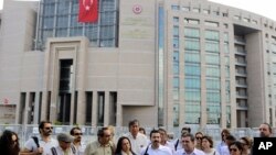 Des journalistes attendant devant un tribunal après l’arrestation des personnes accusées pour le putsch à Istanbul, Turquie, 27 juillet 2016.