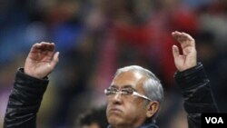 Gregorio Manzano bereaksi dalam pertandingan Atletico Madrid melawan Stade Rennes di Madrid, minggu lalu. Ia dipecat setelah klubnya tereliminasi dari Piala King. (15/12)