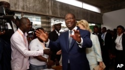 Le président ivorien Alassane Ouattara vient de voter lors à Abidjan, Côte-d'Ivoire, le 25 oct 2015. (AP photo)