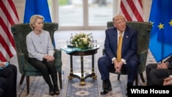 2025年7月27日，美国总统特朗普与欧盟委员会主席冯德莱恩在他的高尔夫度假村会晤。