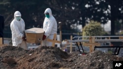 Petugas pemakaman membawa jenazah seseorang ke bagian Pemakaman Flores tempat para korban COVID-19 dimakamkan di Buenos Aires, Argentina, Selasa, 18 Agustus 2020. (Foto: AP/Natacha Pisarenko)