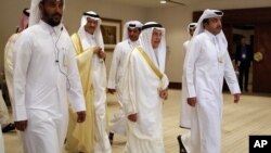 Menteri Perminyakan Arab Saudi, Ali al-Naimi (tengah, kanan), tiba di pertemuan produsen minyak di Doha, Qatar (17/4). (AP/Jon Gambrell)