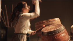 សមាជិកក្រុមស្គរនារី «មេធា» កំពុងសម្តែងការប្រគុំតន្ត្រីបុរាណខ្មែរមួយ។ (រូបថតដោយ៖ Where the Roots Lie)