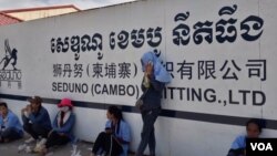 កម្មករប្រមាណជាង២០០០នាក់នៅរោងចក្រកាត់ដេរសេឌូណូ ខេមបូ នីតធីង(Seduno Cambo Knitting Co., Ltd) ក្នុងស្រុកបាទី ខេត្តតាកែវ បានធ្វើកូដកម្មដោយមិនចូលធ្វើការដើម្បីទាមទារឲ្យថៅរោងចក្រដែលជាជនជាតិចិន បើកប្រាក់អតីតភាពការងារប្រចាំឆ្នាំដល់ពួកគេ។​ (ហ៊ុល​ រស្មី/VOA)