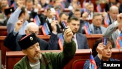 Suasana pemungutan suara dalam sesi pertama parlemen lokal baru dari Republik Rakyat Donetsk, yang memproklamirkan diri, di Donetsk, Ukraina Timur (14/11). (Reuters/Maxim Zmeyev)